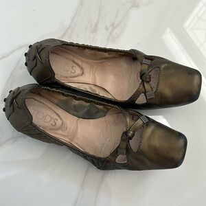Tod’s metallic matte dark olive ballerina flat size 38